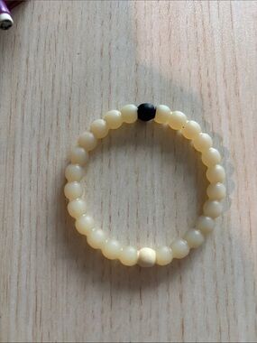 Lokai Cream Beaded Stretch Bracelet with Single Black Accent
